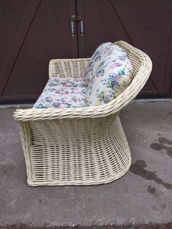 lot 50 image: Gorgeous High Quality Mid Century Modern Floral Cushioned Blonde Wicker Rattan Bamboo Sunroom Parlor Loveseat - $$$ Excellent Condition Matches Lot 49