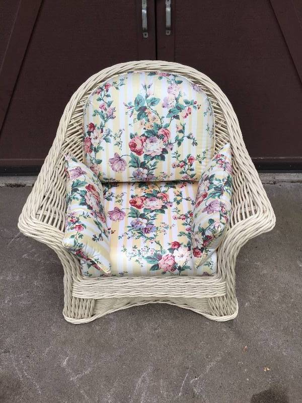 lot 49 image: Gorgeous High Quality Mid Century Modern Floral Cushioned Blonde Wicker Rattan Bamboo Sunroom Parlor Chair - $$$ Excellent Condition Matches Lot #50