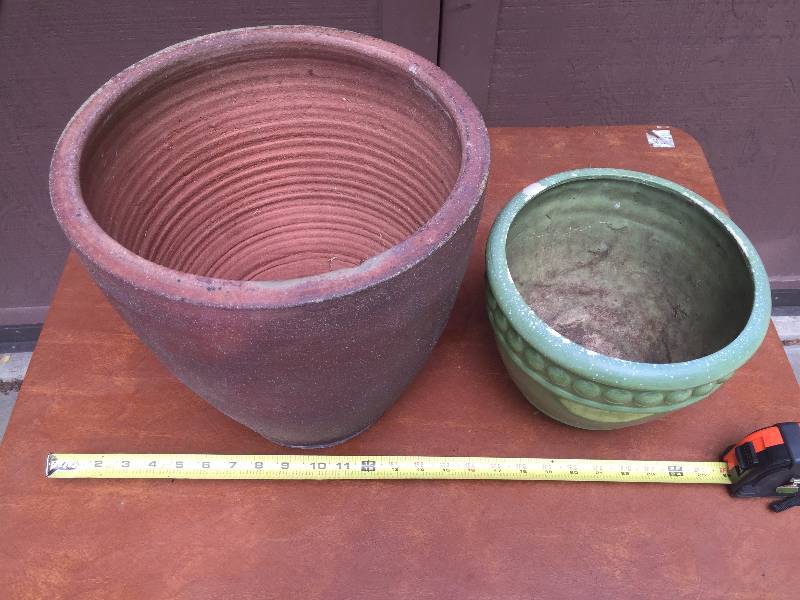lot 7 image: 2 Decorative Indoor Outdoor Flower Pots Planters