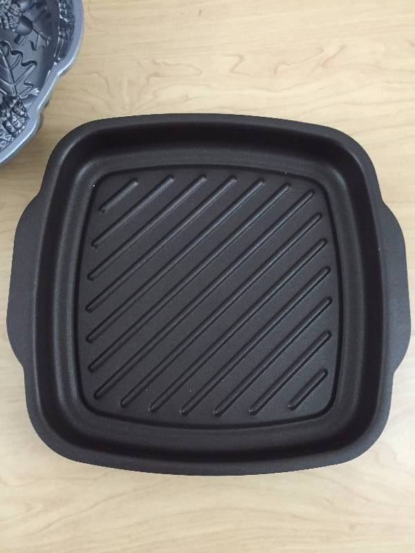 lot 32 image: Nordic Ware Harvest Leaves Bundt Non-Stick Cake Pan - Retails $55.00 - Looks New - 2 Nordic Ware 365 IndoorOutdoor Texas Searing Griddles - Retails $33.00 Each - Appear New