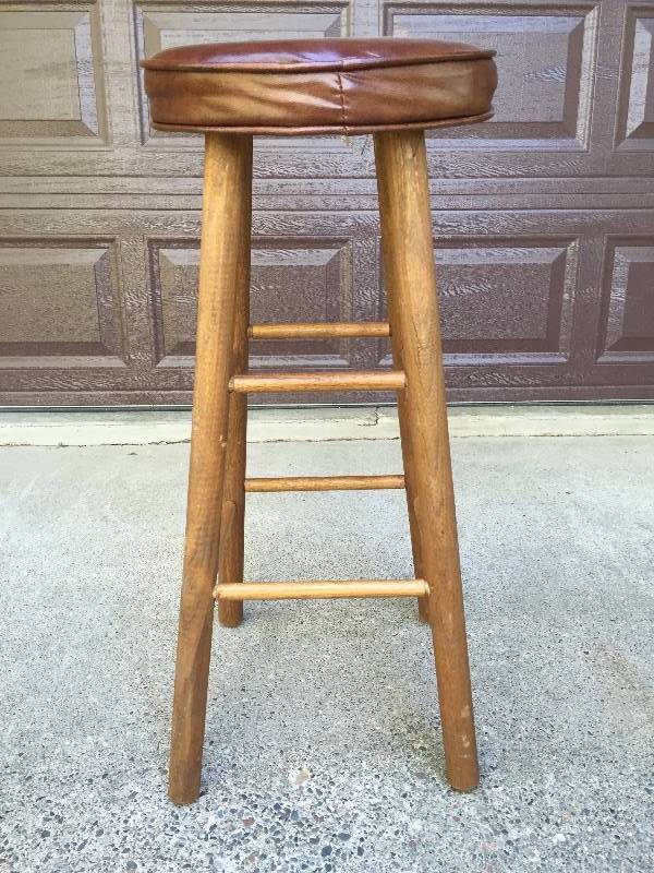 lot 36 image: You Walk Into The Old Local Bar (CHEERS) & There It Is...Your Favorite Bar Stool - Mid Century Modern Wood Kitchen Bar Stool With Faux Leather Cushion Seat Tall Retro Ladder Chair #1 Excellent Condition