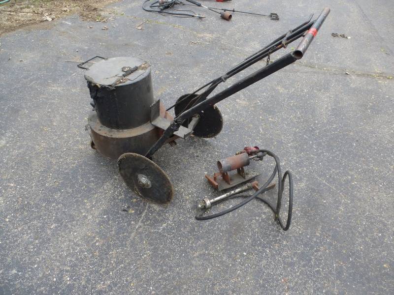 lot 20 image: Seal Coat Asphalt Crack Filler Hot Pot # 11