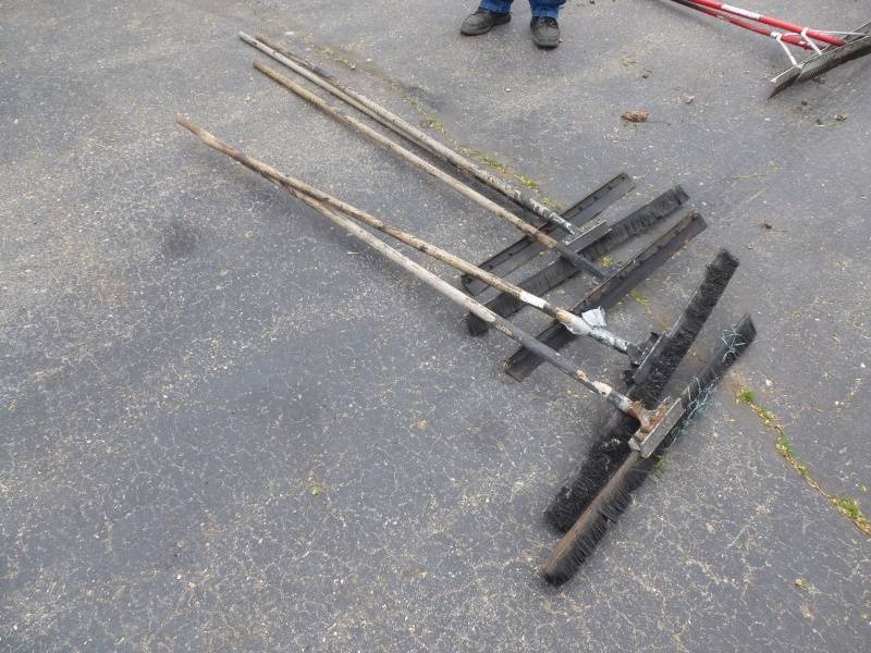 lot 44 image: Asphalt Squeegee & Broom #36