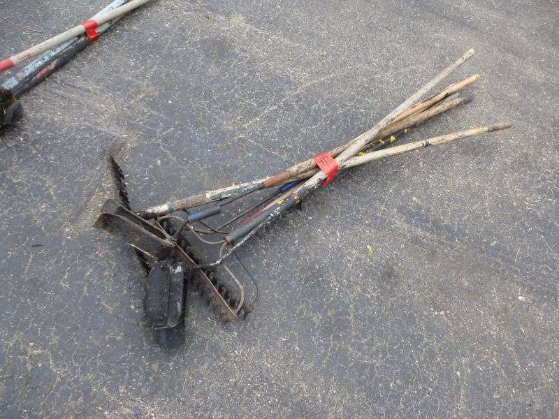 lot 49 image: Asphalt Rakes & Squeegees # 40