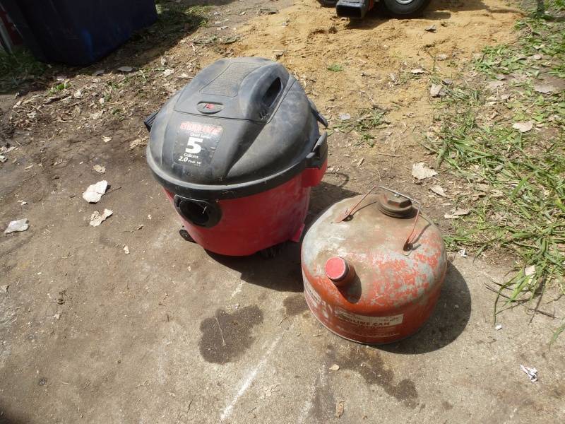 lot 149 image: Gas Can & Vacuum #138