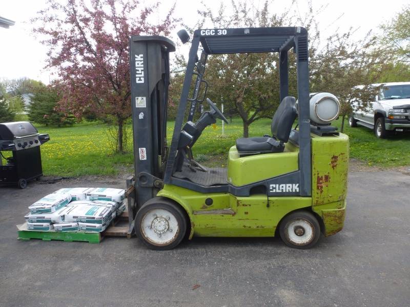 lot 3 image: 1997 Clark CGC 30 Forklift