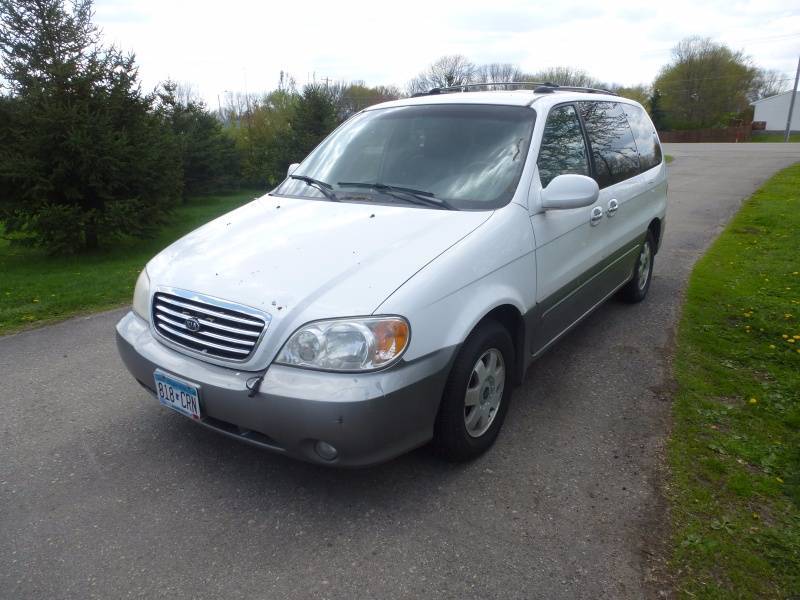 lot 4 image: 2002 Kia Sedona Van