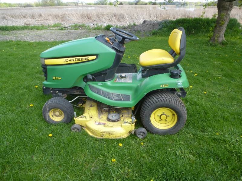 lot 7 image: John Deere X 324 AWS
