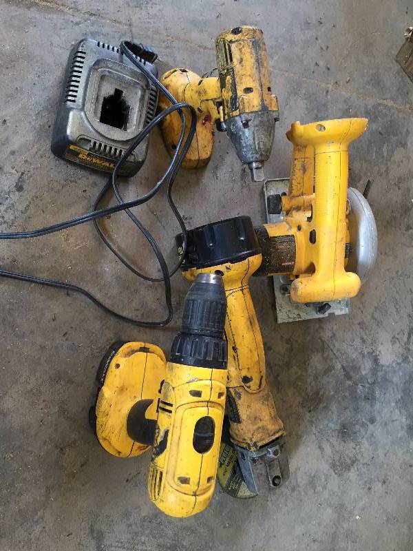 Dewalt cordless tool kit with 2 batteries