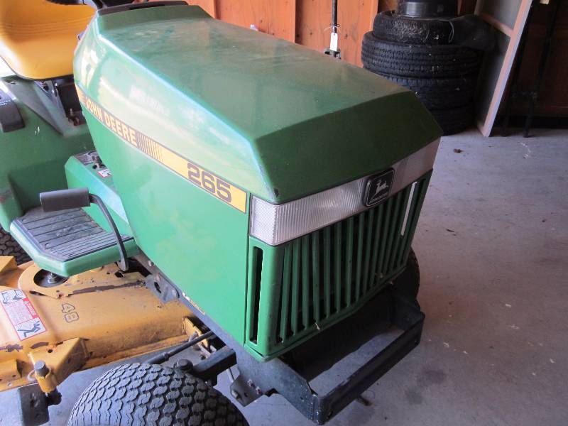 John Deere 265 Lawn Tractor