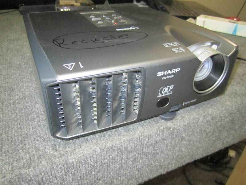 lot 16 image: Sharp Notevision PG-F212X projector...