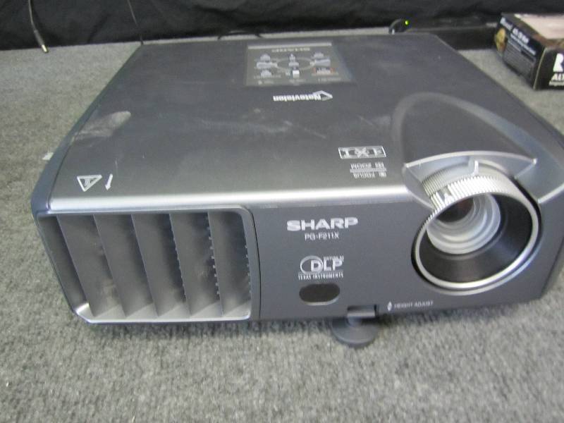 lot 17 image: Sharp Notevision PG-F212X projector...