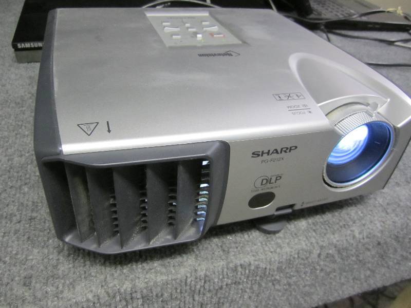 lot 24 image: Sharp Notevision projector, works...