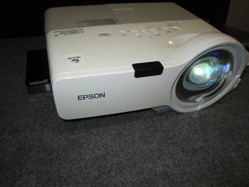 lot 27 image: Epson 3LCD projector, works...
