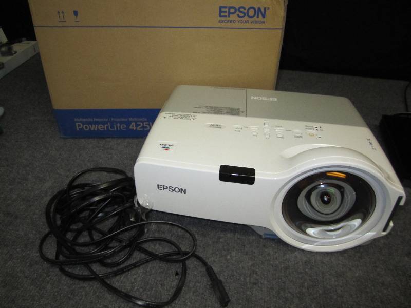 lot 28 image: Epson 3LCD projector, works...