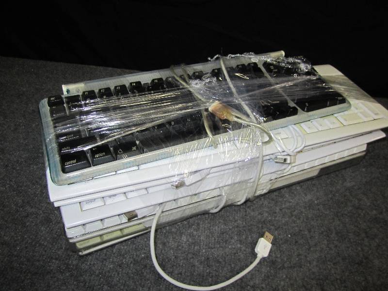 lot 39 image: Lot of 6  USB keyboards for Apple c...
