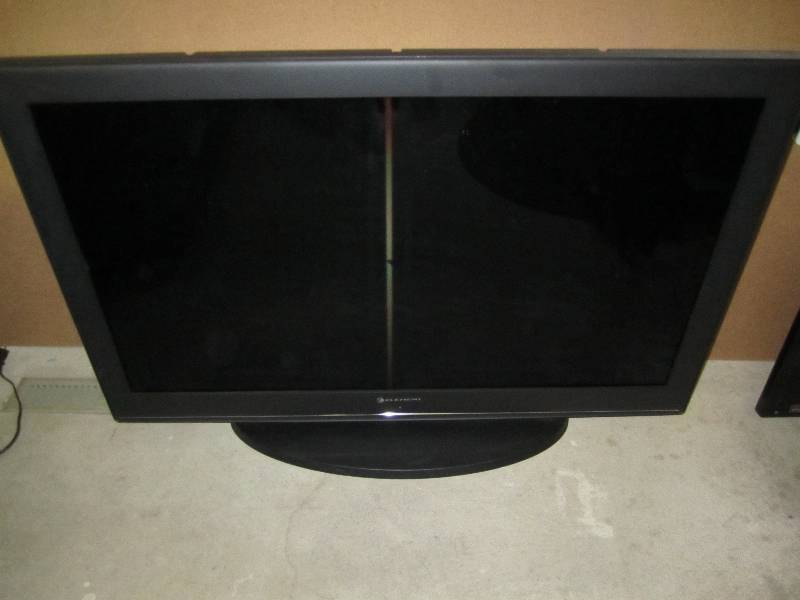 lot 92 image: Flat screen TV, powers on, no displ...