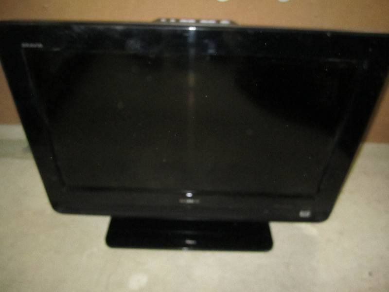 lot 93 image: Flat screen TV, powers on, no displ...
