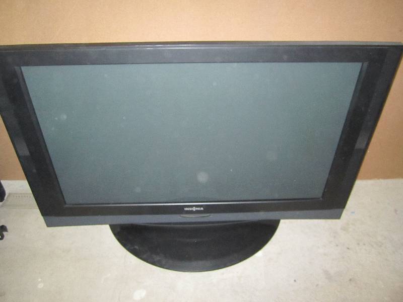 lot 95 image: Flat screen TV, powers on, no displ...