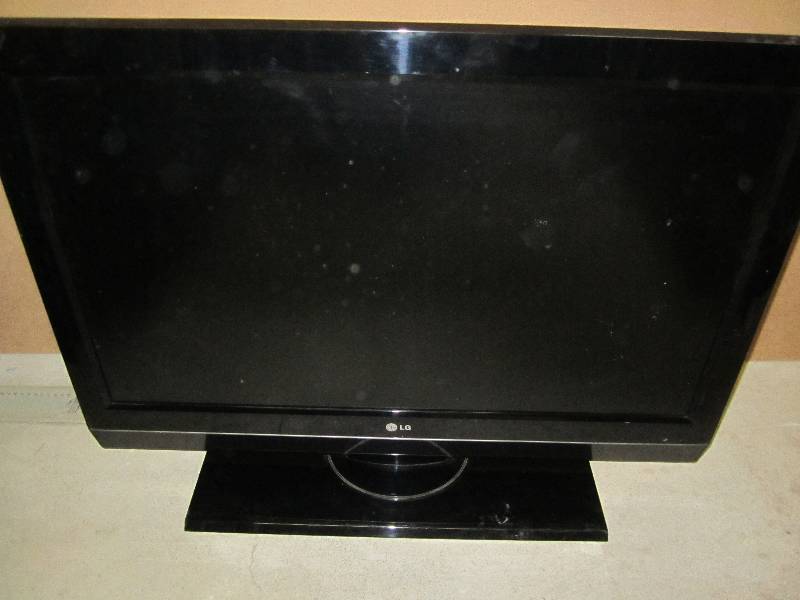 lot 97 image: Flat screen TV, powers on, no displ...