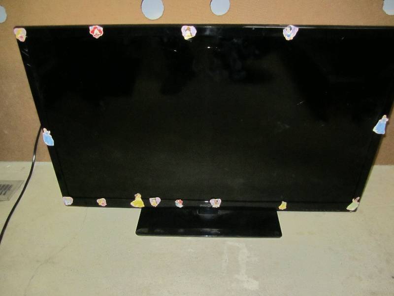 lot 98 image: Flat screen TV, powers on, no displ...