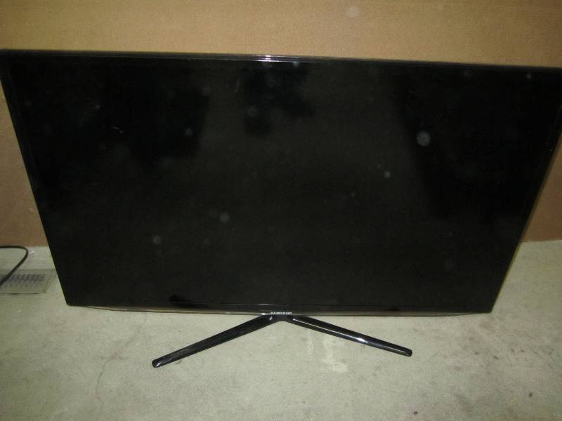 lot 99 image: Flat screen TV, powers on, no displ...