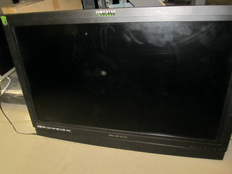 lot 100 image: Flat screen TV, powers on, no displ...