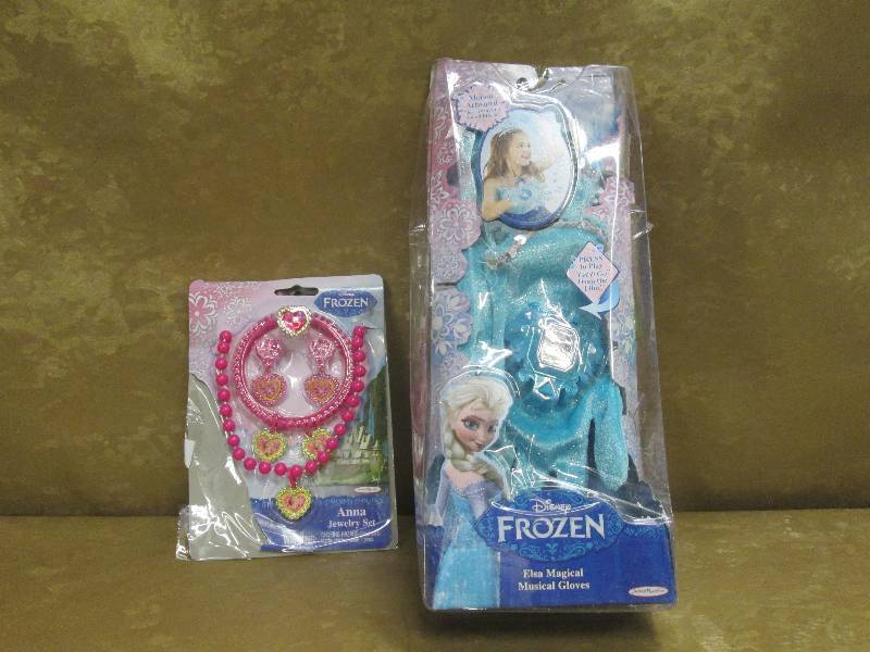 lot 82 image: Froze Magic Gloves & jewelry Set...