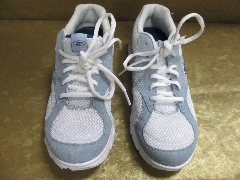 lot 134 image: Tennis shoes size 8.5 womens...