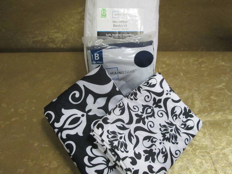 lot 146 image: Regular and body pillow case...