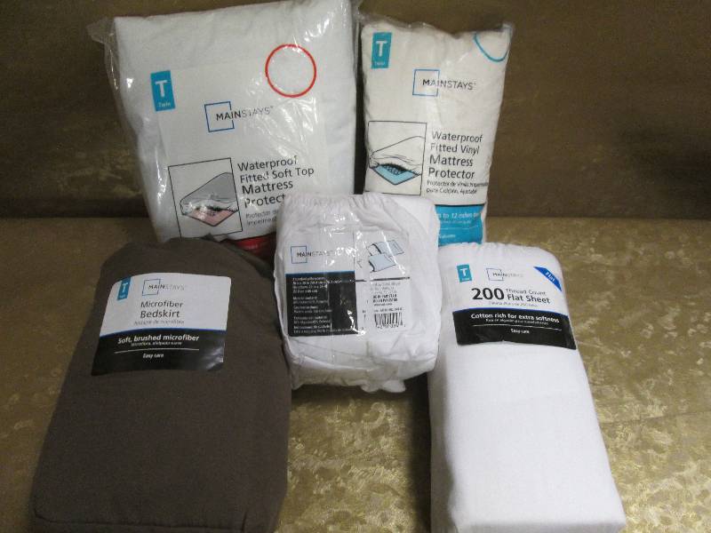 lot 150 image: Twin mattress protector, pillow cas...