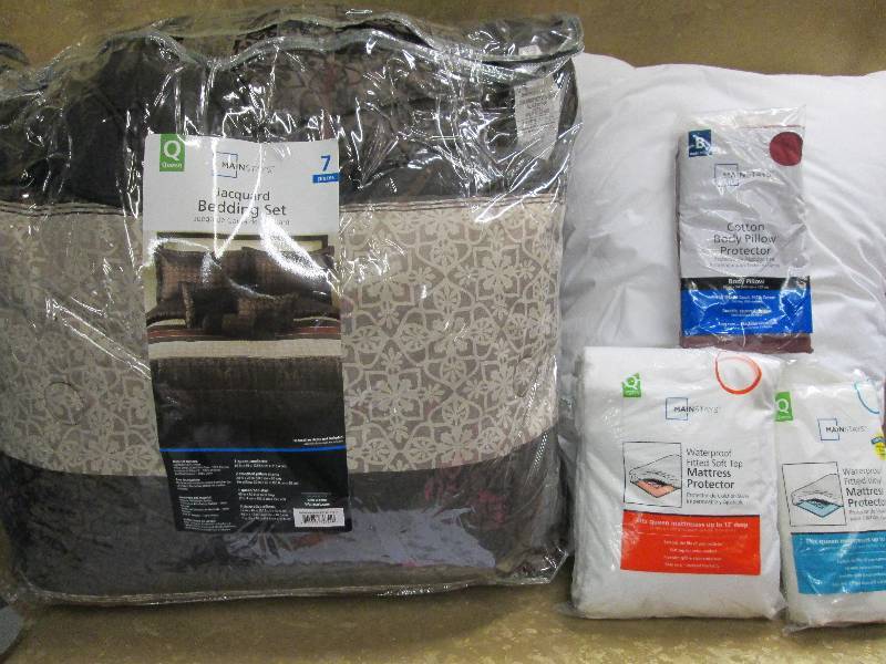 lot 151 image: Queen size bedding...