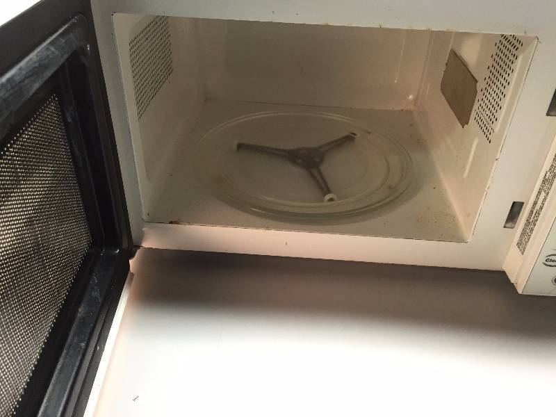 lot 22 image: EMERSON MICROWAVE OVEN