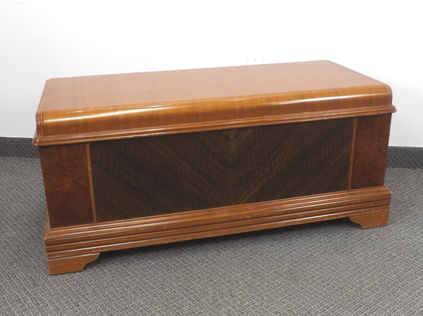 lot 6 image: Art Deco 1930s West Branch Novelty Cedar Chest