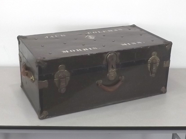 lot 11 image: Vintage WWII Military Footlocker