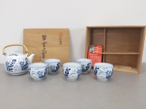 lot 24 image: Artist-signed Japanese Saki Set in Original Box