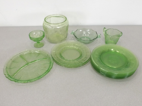 lot 32 image: Lot of Vintage Green Depression Glass