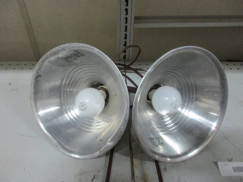 2 heat Lamps