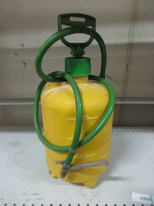 Pump sprayer