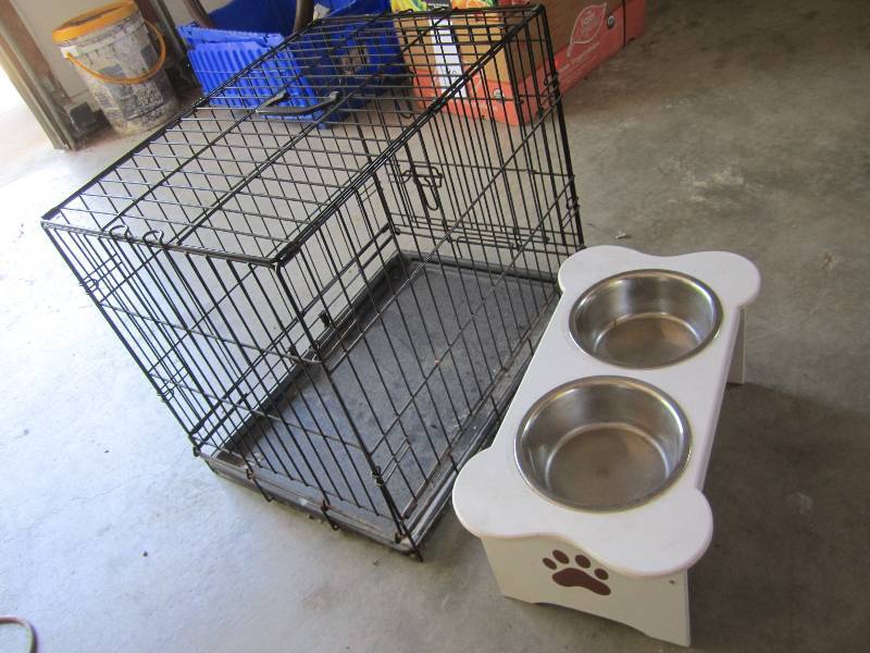 24 x 17 x 21 metal kennel with foo...