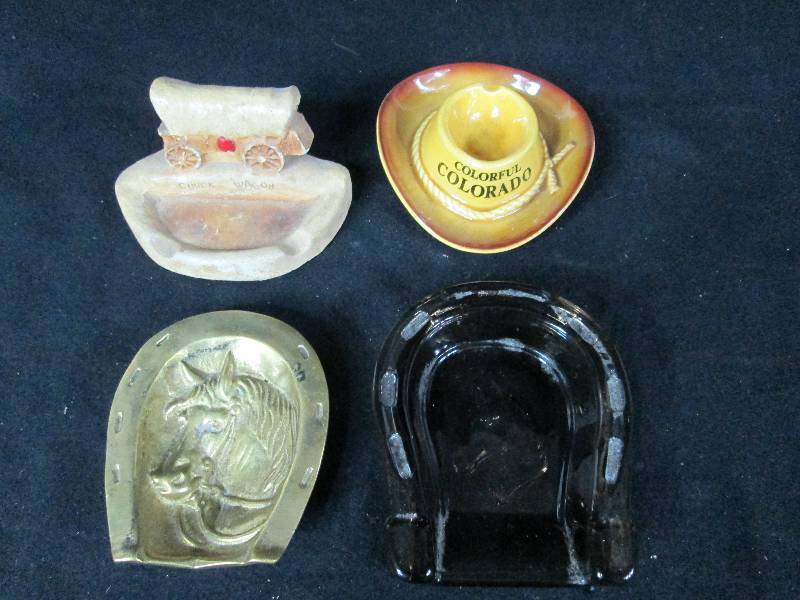 lot 189 image: 4 Souvenir Ashtrays Hat Wagon & Horse  Shoes