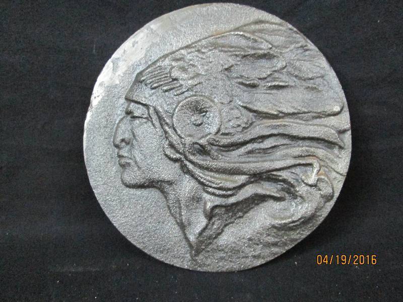 lot 14 image: Heavy Cast Iron Wall Plaque