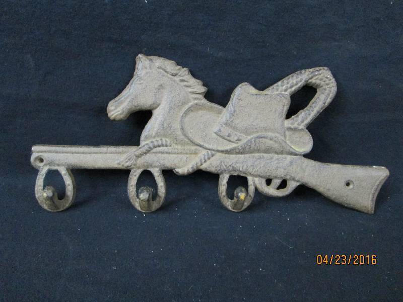 lot 32 image: Cast Iron Horse & Gun Wall Hook