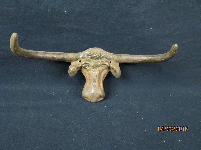 lot 33 image: Cast Iron Steers Head Wall Hook