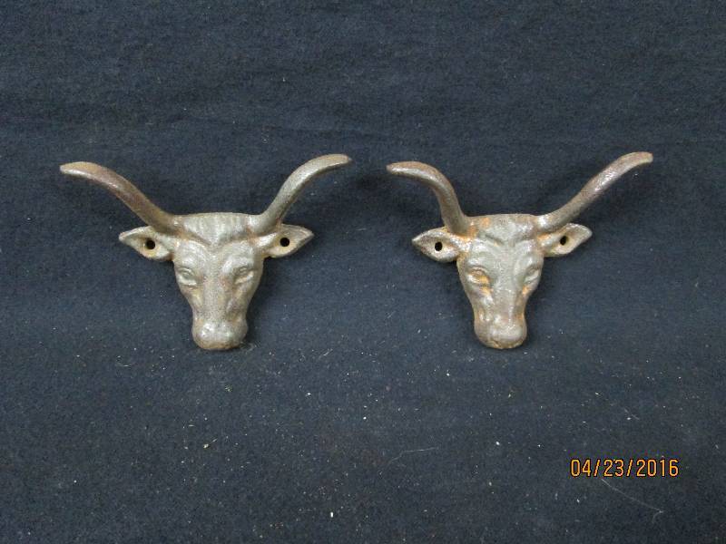 lot 34 image: Cast Iron Steers Head Hooks or Drawer Pull