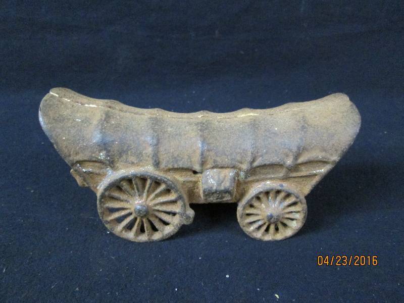 lot 41 image: Cast Iron 3D Covered Wagon