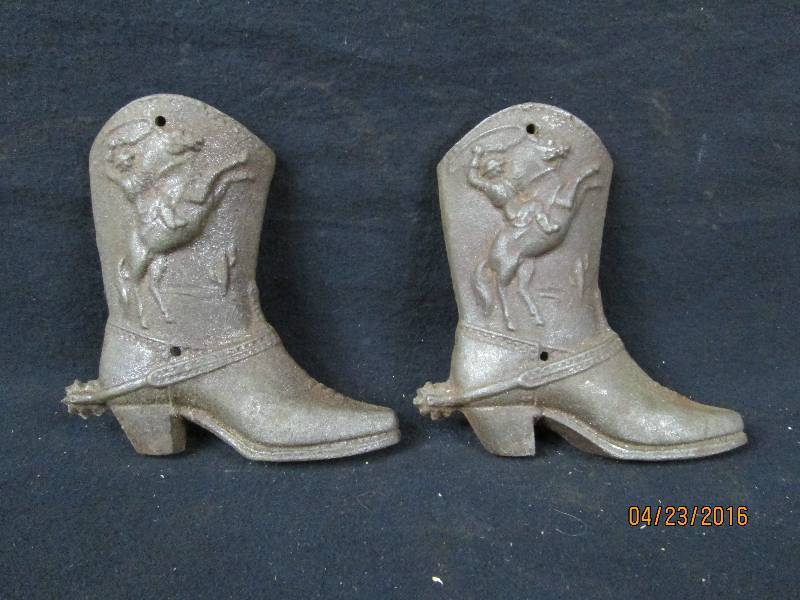 lot 46 image: Cast Iron Boot Decoration