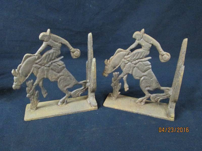 lot 67 image: Cast iron bucking bronco Bookends.