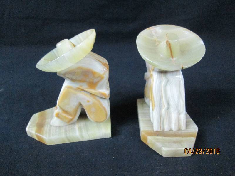 lot 70 image: Onyx Mexican Siesta Bookends