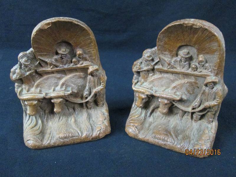 lot 71 image: Syroco Wood Wagon Team Bookends